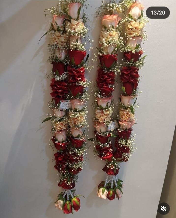 Trending Fresh Garland: Elegant Roses with Delicate Gypsophila